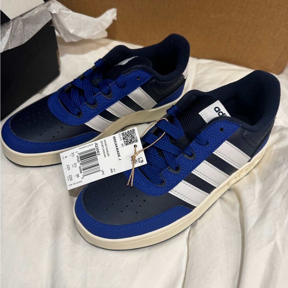 Adidas 4Y or 5.5 Women’s sneakers
